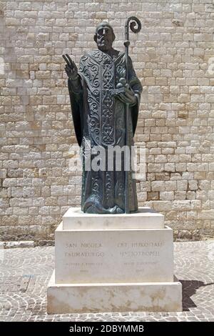 Statue des Heiligen Nikolaus von Myra, auch bekannt in Nikolaus von Bari, Bari, Apulien, Italien. Bari ist die Hauptstadt der Region Apulien an der Adria, Stockfoto