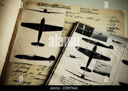 Sammlung von Informationen zur Identifizierung von Flugzeugen aus dem Zweiten Weltkrieg, mit dem deutschen Messerschmitt BF109 Kämpfer. Stockfoto
