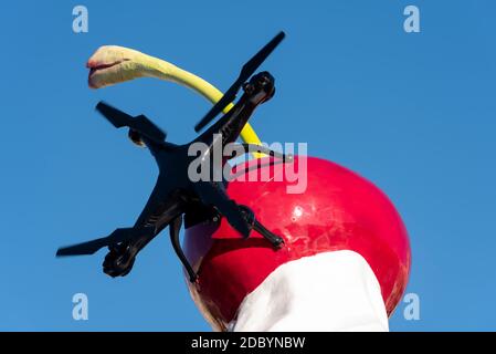 Das Ende. Ein Puppe Schlagsahne mit einer Auswahl von Belägen: Eine Kirsche, eine Fliege und eine Drohne. Vierte Sockelkunst von Heather Phillipson. Details Stockfoto