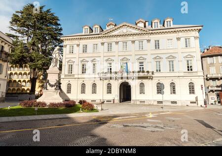 Domodossola, Piemont, Italien - 11. November 2016: Blick auf den Palast, der das Rathaus beherbergt. Historische Gebäude in Domodossola, Verbano Cusio Ossola, Piedm Stockfoto