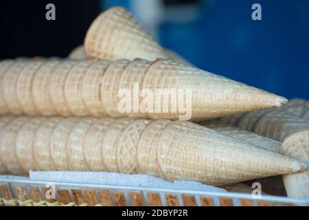 Viele leere Eiszapfen sind auf dem Stand. Kochen Eis auf der Straße Stockfoto