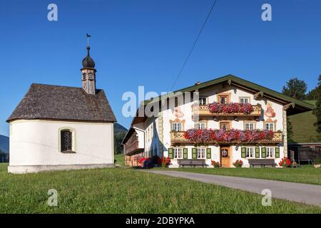 Geografie / Reisen, Deutschland, Bayern, Jachenau, Kapelle vor dem Bauernhaus, Tannern, Jachenau, Obere, zusätzliche-Rights-Clearance-Info-Not-available Stockfoto