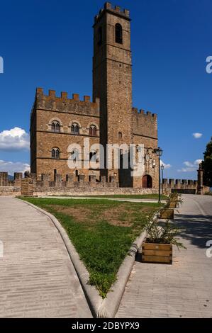 Mittelalterliche Burg der Guidi-Grafen oder Castello dei Conti Guidi in Poppi, Toskana, Italien. Das Schloss wurde um 1274 erbaut. Der quadratische Glockenturm oder campanile war früher höher und enthielt einst „Mordlöcher“, durch die kochende Flüssigkeiten oder Steine gegossen oder auf den Feind fallen gelassen werden konnten. Der Munition Tower (unten rechts an der Fassade) wurde in den 1400s Jahren als äußere Verteidigung hinzugefügt. Von außen ähnelt das Schloss dem Rathaus des Palazzo Vecchio in Florenz. Es könnte ein Prototyp für das 1299-Design von Arnolfo di Cambio gewesen sein. Stockfoto