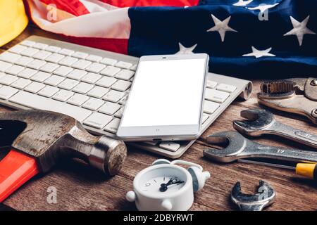 Happy USA Labor Day, verschiedene Art Schlüssel mit amerikanischer Flagge und Smartphone leeren Bildschirm auf der Tastatur. Erster Montag im September Schaffung von Arbeit m Stockfoto