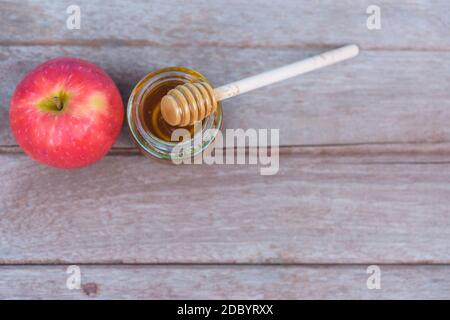 Jüdischer Feiertag, Äpfel Rosh Hashanah auf Draufsicht Foto haben Honig im Glas haben roten Apfel auf Holzhintergrund Stockfoto