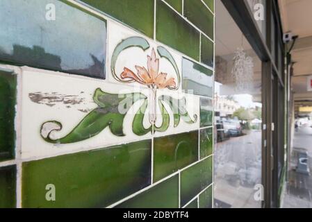 Federation dekorative glasierte keramische Wandfliesen an einer Schaufensterfront im Vorort Haberfield, New South Wales, Australien Stockfoto