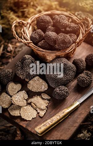 Marktkorb mit seltenen und teuren schwarzen Trüffelpilzen Stockfoto
