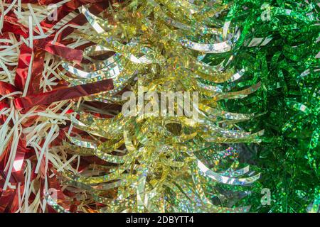 Ein gefrannter Streifen einer Art von Gewebe oder glänzendem Papier, das verwendet wird, um zu schmücken, vor allem der Weihnachtsbaum. Stockfoto