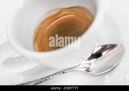 Italienische Tasse Kaffee. Tasse heißen Espresso. Extreme Nahaufnahme mit selektivem Fokus. Unscharfe Hintergrundunschärfe. Stockfoto