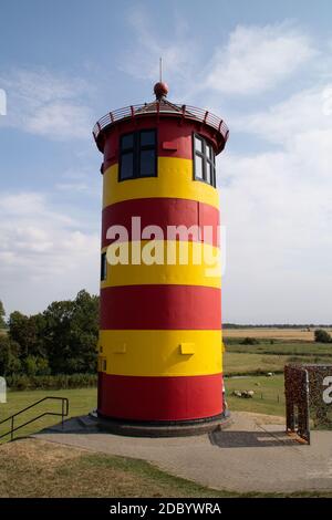 Der bunte Leuchtturm in Pilsum Stockfoto