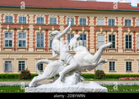 Lancut, Polen - 26. August 2020: Barockschloss Lancut aus dem 16. Jahrhundert, ehemalige Residenz des polnischen Magnaten. Italienischer Garten - Skulptur des Bacchus auf dem pa Stockfoto