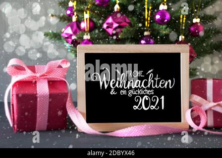 Tafel Mit Deutscher Kalligraphie Frohe Weihnachten Und Ein Glückliches 2021 Bedeutet Frohe Weihnachten Und Happy 2021. Weihnachtsbaum mit lila Kugel O Stockfoto