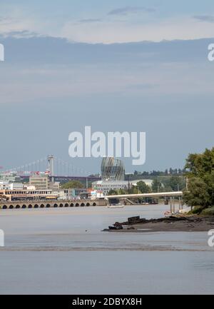 Bordeaux, Frankreich - 9 September, 2018: Blick auf die Ufer der Garonne und der Cite du Vin in Bordeaux. Frankreich Stockfoto