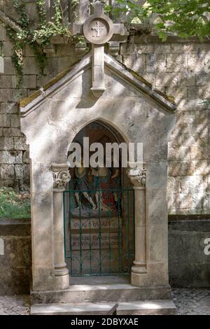 Rocamadour, Frankreich - 3. September 2018: Statinon 5 Simon von Zyrene hilft, das Kreuz zu tragen. Stationen der Kreuzigung am Heiligtum von Rocamado Stockfoto