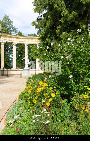 Lancut, Polen - 26. August 2020: Gloriette im Garten des barocken Schlosses Lancut aus dem 16. Jahrhundert, Statue von Diana Stockfoto