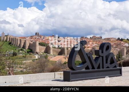 Avila, Spanien - 25. Juni 2019: Avila Blick von Los cuatro postes (die vier Post). Kastilien und Leon, Spanien Stockfoto