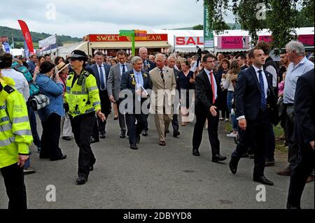 Seine Königliche Hoheit Prinz Charles auf einem Rundgang mit Besuchern und Händlern auf der Royal Welsh Show 2019, Builth Wells Stockfoto