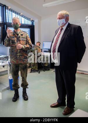 Grevenbroich, Deutschland. November 2020. Karl-Josef Laumann (CDU, r), Gesundheitsminister des Landes Nordrhein-Westfalen, und Generalleutnant Martin Schellei, Inspektor der Armeebasis, bei einem Besuch, um die Arbeit der Bundeswehrsoldaten bei der Kontaktverfolgung im Gesundheitsamt zu sehen. Hier werden auch Soldaten der Bundeswehr für Corona-Hilfe ausgebildet. Quelle: Rolf Vennenbernd/dpa/Alamy Live News Stockfoto