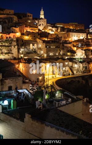 Matera, Italien - 17. September 2019: Nachtlandschaft des Sassi von Matera, einem historischen Stadtteil in der Stadt Matera, bekannt für ihr altes cav Stockfoto