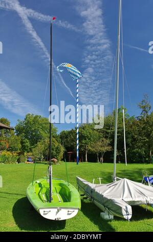 Boote an Land, mit bayerischer Flagge, bei Gstatt, Chiemsee, Chiemgau, Oberbayern, Deutschland Stockfoto