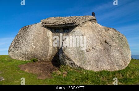 Casa do Penedo, ein Haus zwischen riesigen Felsen auf einem Berg in Fafe, Portugal gebaut. Allgemein gilt als eines der seltsamsten Häuser der Welt. Stockfoto