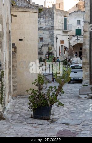 Matera, Italien, 14. September 2019: Straße mit Kopfsteinpflaster in der Sassi di Matera ein historisches Viertel in der Stadt Matera. Basilikata. Italien Stockfoto