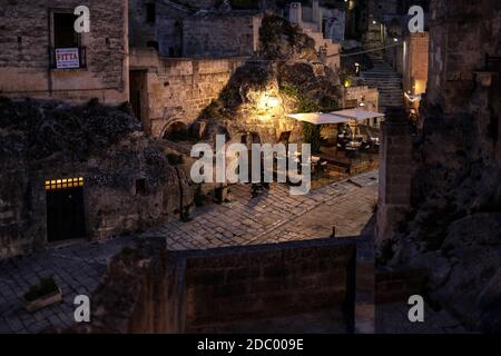 Matera, Italien, 14. September 2019: Abend Blick auf die Stadt Matera, Italien, mit den bunten Lichtern Hervorhebung Patios von Straßencafés in der S Stockfoto