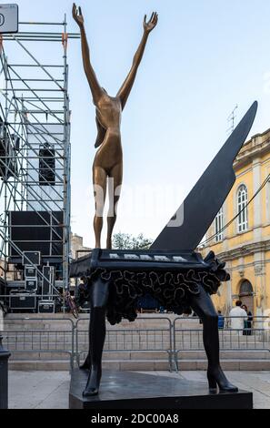 Matera, Italien, 14. September 2019: Matera, der Europäischen Kulturhauptstadt 2019. Skulptur der surrealistischen Piano von Salvador Dali auf der Piazza San Francesco. Stockfoto