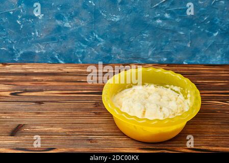Frisch geriebene Kartoffeln in einer Schüssel auf dem Tisch Stockfoto