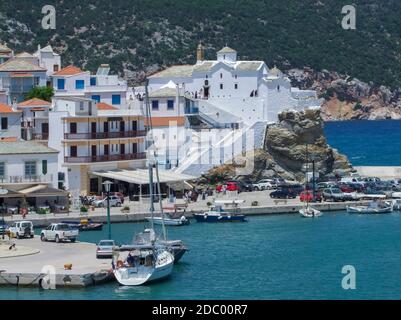 Skopelos mit Panagitsa von Pyrgos bei der Inselgruppe der Sporaden in Griechenland Stockfoto