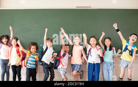 Gruppe von verschiedenen jungen Studenten gemeinsam im Klassenzimmer stehen Stockfoto