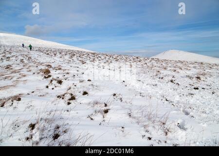 CO KERRY, IRLAND - Februar 4, 2019: die Menschen klettern in den Schnee auf die Brüste von Anu, Co Kerry, Irland Stockfoto