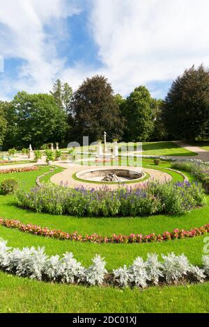 Lancut, Polen - 26. August 2020: Blick auf den Garten um das barocke Schloss Lancut aus dem 16. Jahrhundert, ehemalige Residenz des polnischen Magnaten Stockfoto