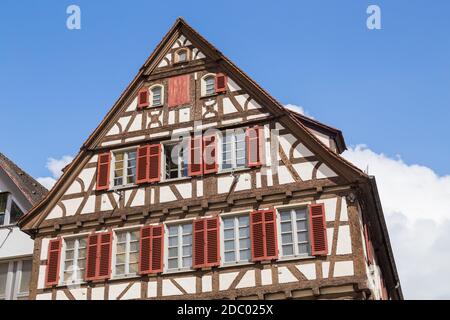Historisches Fachwerkgebäude aus dunklem Holz mit Balkonen und dekorativen Elementen. Tübingen, Baden-Württemberg, Deutschland. Stockfoto