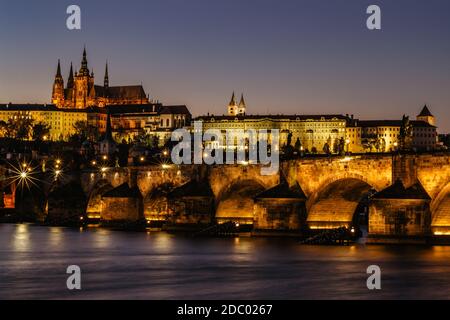 Postkarte Ansicht der Nacht Prag Panorama, Hauptstadt der Tschechischen republik.Amazing europäischen Stadtbild.Prager Burg, Karlsbrücke, Moldau Stockfoto