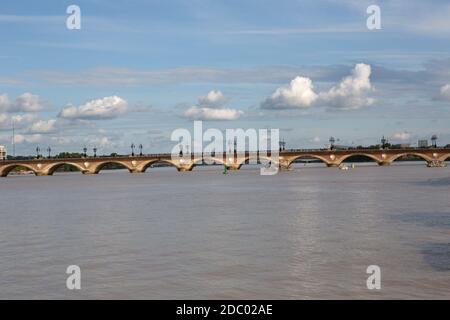 Berühmte Brücke Pont de Pierre, Bordeaux, Aquitanien, Frankreich Stockfoto
