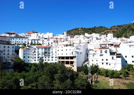 Blick auf die Stadt zeigt die traditionellen weiß getünchten Häuser, Tolox, Provinz Malaga, Andalusien, Spanien, Westeuropa. Stockfoto