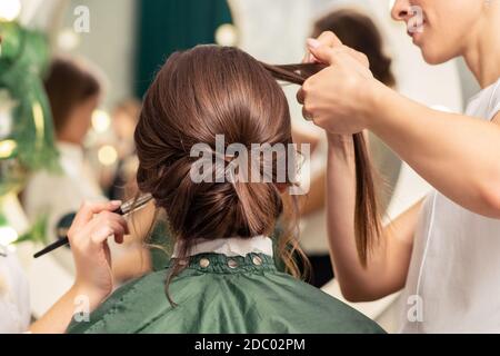 Make-up Künstler und Friseur bereiten Frisur und Visage von Junge Frau im Schönheitssalon Stockfoto
