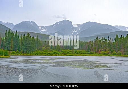 Besichtigung der Hohen Gipfel an einem regnerischen Tag in der Berge im Rocky Mountain National Park in Colorado Stockfoto