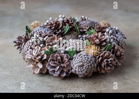 Weihnachtskranz aus Tannenzapfen. Kranz aus natürlichen Materialien. Weihnachten und Neujahr. Winterurlaub Tradition. Nahaufnahme. Stockfoto