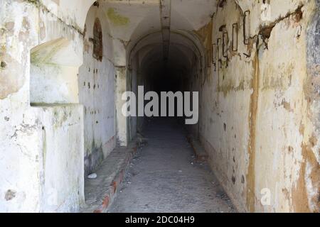 Furchteinflößender dunkler Tunnel in einem verlassenen alten Gebäude Stockfoto