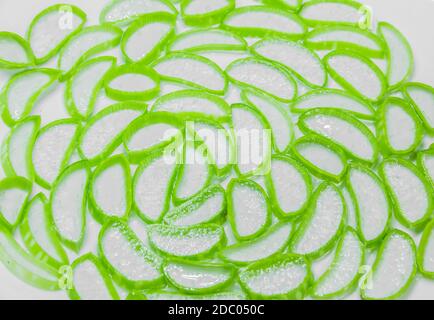 Ein Stapel frisch geschnittener Aloe Vera auf Weiß Stockfoto