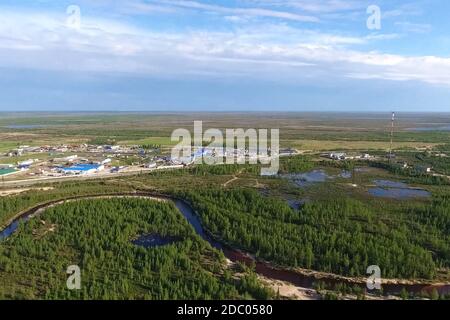 Ein Fluss in der Taiga in der Nähe der Stadt New Urengoy. Stockfoto