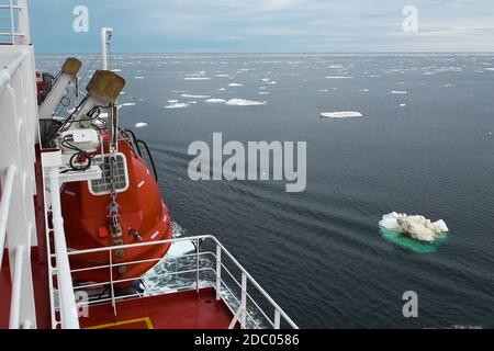 Das Futter eines Schiffes, das in der Arktis segelt. Landschaft der Arktis vom Deck des Tankers. Stockfoto