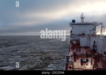 Das Futter eines Schiffes, das in der Arktis segelt. Landschaft der Arktis vom Deck des Tankers. Stockfoto