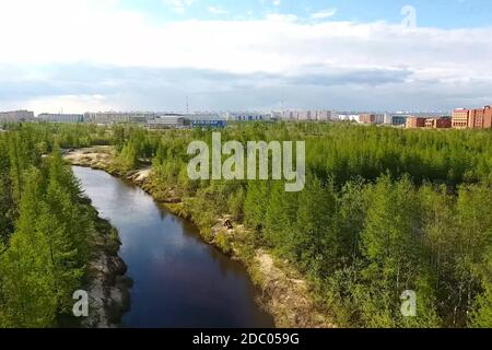 Ein Fluss in der Taiga in der Nähe der Stadt New Urengoy. Stockfoto