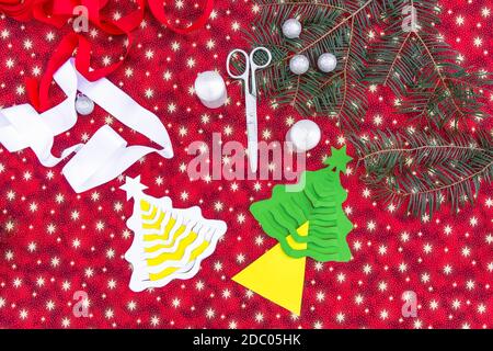 Weihnachten Hintergrund mit hausgemachten 3D Weihnachtsbaum.Erstellen von Weihnachtsdekoration.Weihnachten bunt Background.Winter Urlaub Saisonale decor.Making DIY p Stockfoto