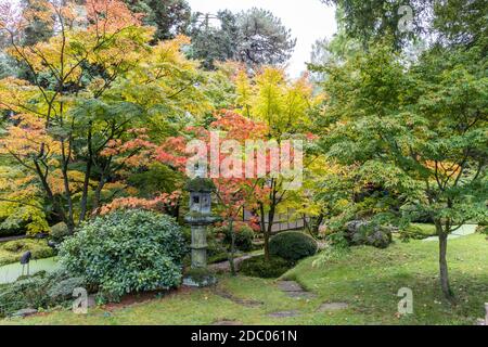 Malerische Ecke des Japanischen Gartens mit Steinlaterne im Tatton Park, England. Stockfoto