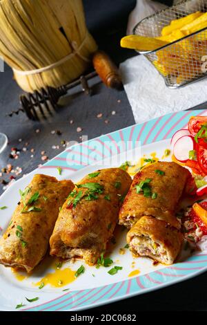 Gemüsebrulade aus Schweinebraten mit Salaten Stockfoto