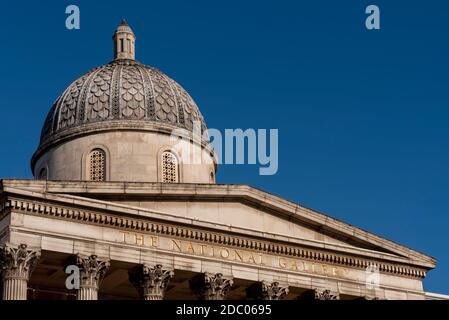 Das National Gallery Art Museum in Trafalgar Square, Westminster, London, Großbritannien. Blauer Himmel. Sonniger Herbsttag Stockfoto